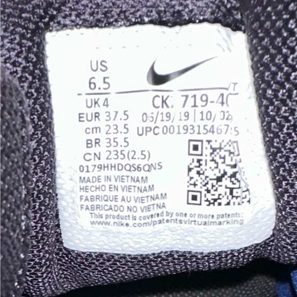 NikeVaporMax360. W size 6.5. Multi color, iridescent great condition shoes. π©· - Picture 4 of 16